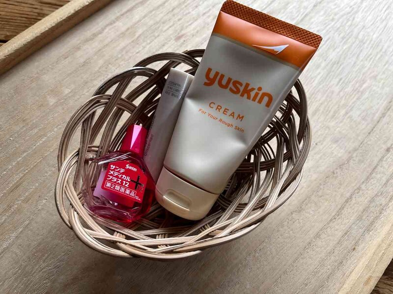 セリアの藤カゴ風「パームリーフバスケット」にデスクワークのお供を入れる