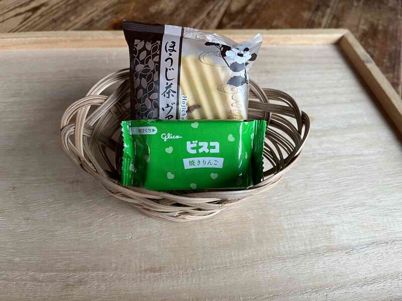 セリアの藤カゴ風「パームリーフバスケット」をお茶菓子入れに