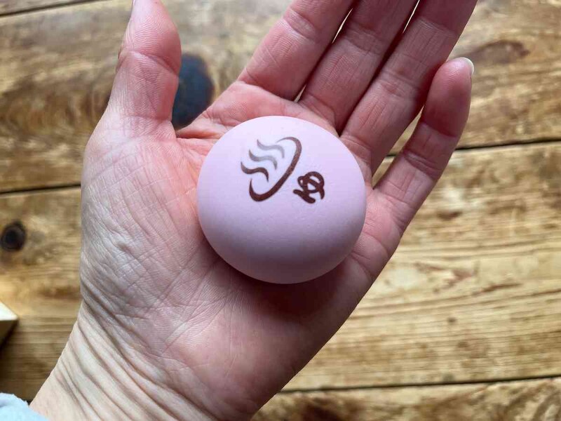 セリアのスクイーズ「ふかふか温泉まんじゅう」は手のひらサイズ