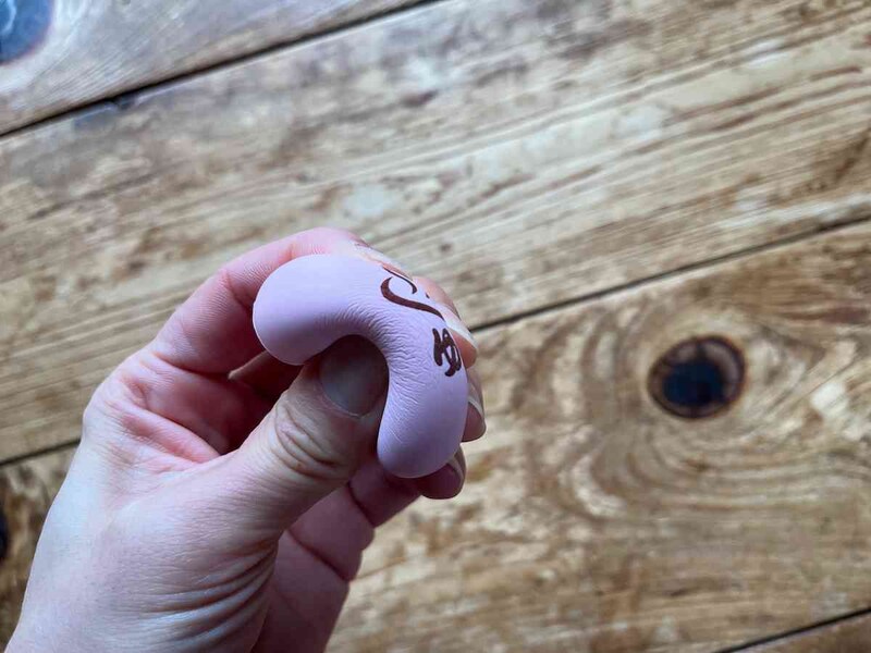 セリアのスクイーズ「ふかふか温泉まんじゅう」は簡単に潰せる