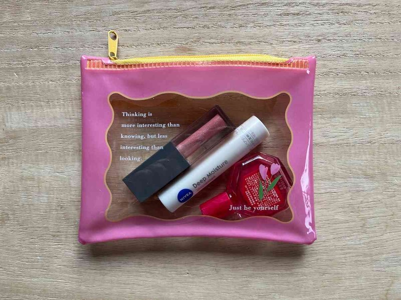 ダイソーの「フラットビニールミニポーチ」は普段使っているものを入れて持ち歩ける