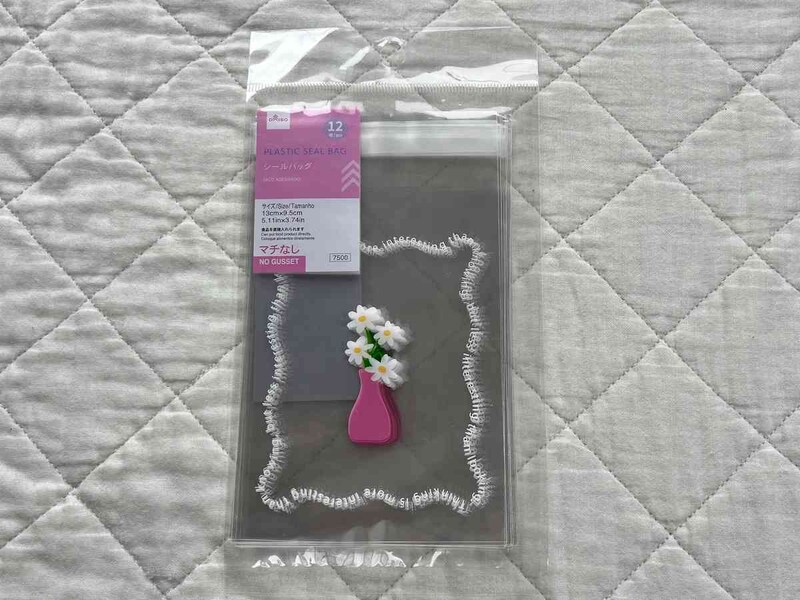 ダイソーの「シールバッグ（フラワー、13cm×9.5cm）」