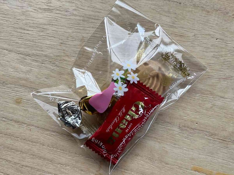 ダイソーの「シールバッグ（フラワー、13cm×9.5cm）」はお菓子のラッピングにもおすすめ