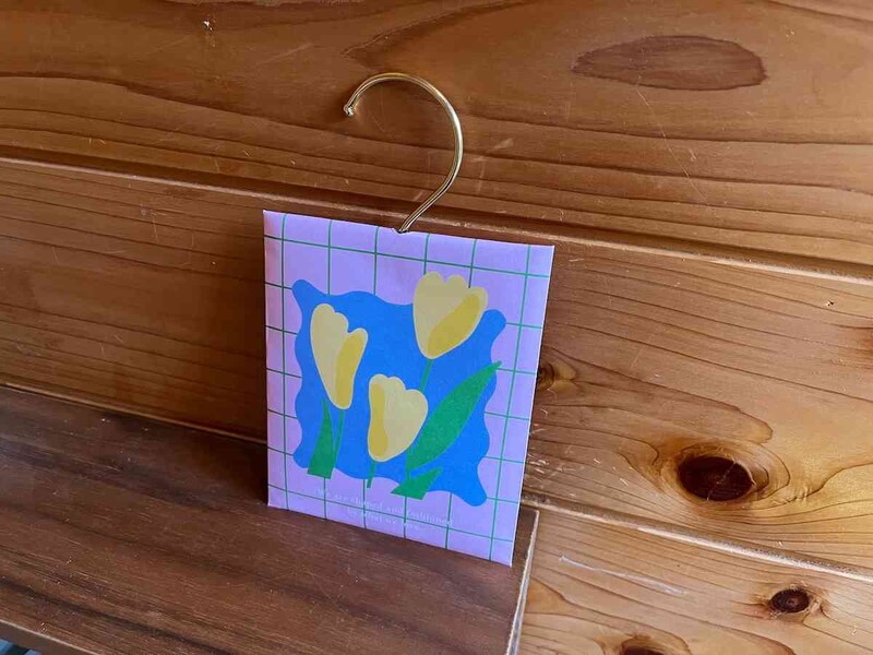 ダイソーの「フレグランスサシェ（フラワー、ハンガータイプ）」は棚に置いてもよし