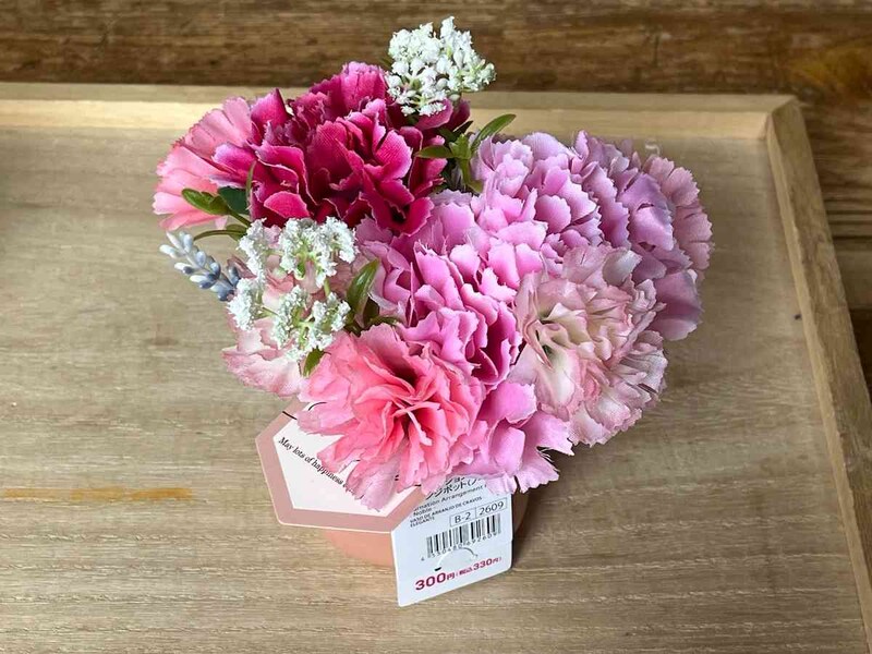 ダイソーの「カーネーションアレンジポット（ノーブル）」