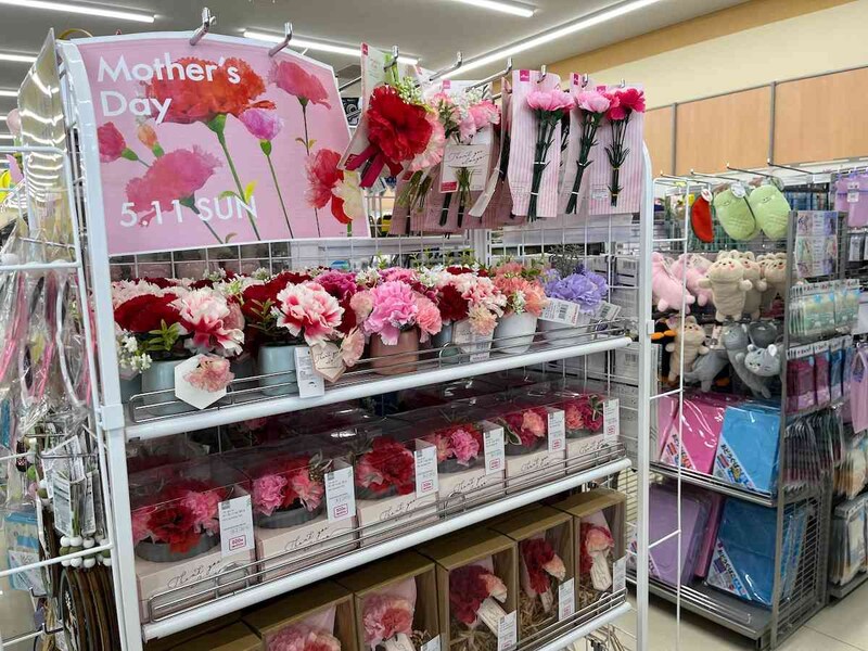 ダイソーの「母の日グッズ」は造花だから水やりも不要で手入れも楽！