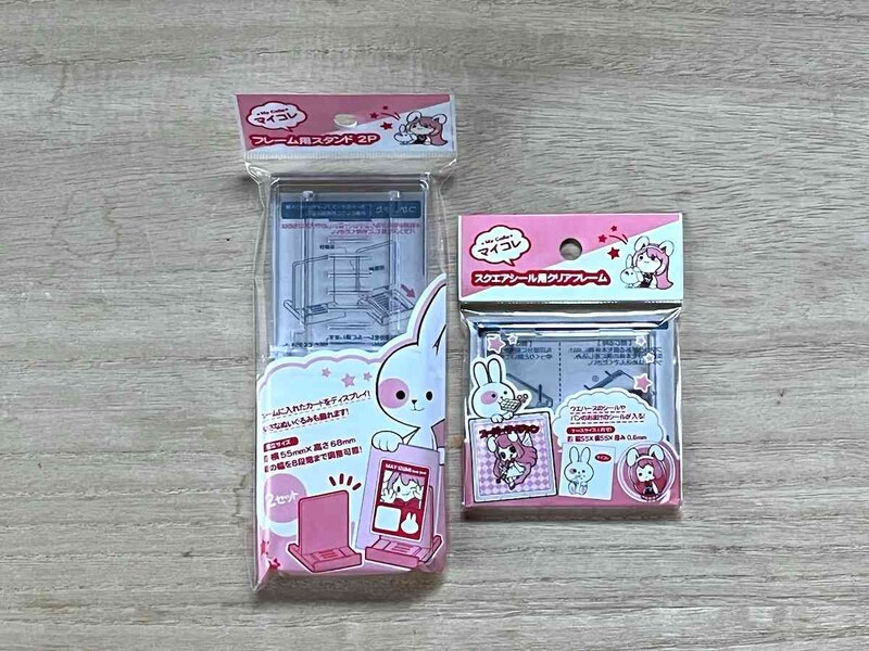 セリアの「マイコレ フレーム用スタンド 2P」（左）、「マイコレ スクエアシール用クリアフレーム」（右）