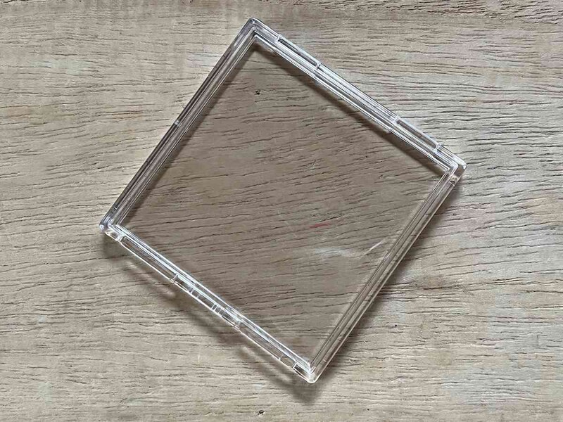 セリアの「マイコレ スクエアシール用クリアフレーム」を外してシールなどを入れる