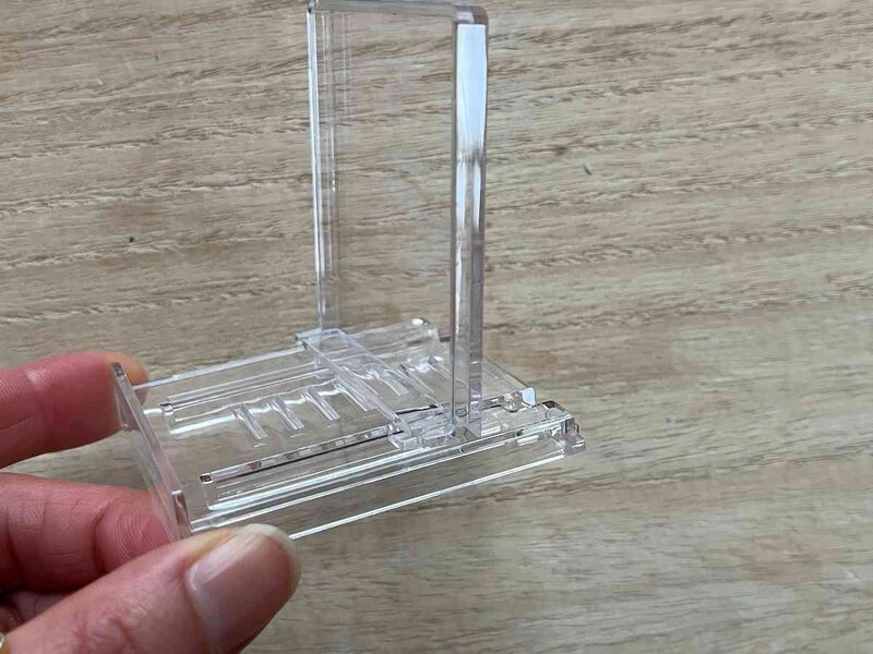 セリアの「マイコレ フレーム用スタンド 2P」はレールに背面板を差し込んで使う