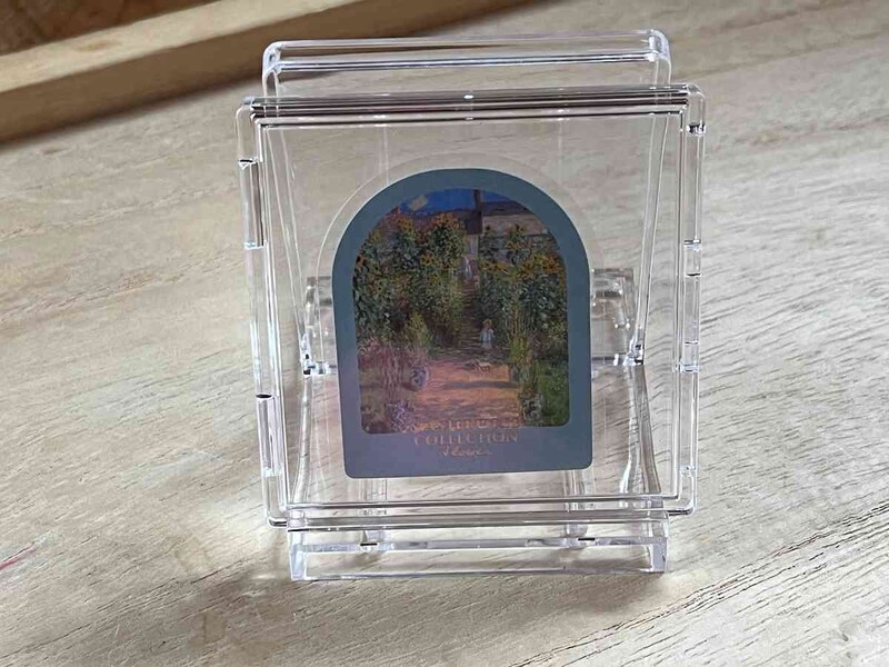 セリアの「マイコレ フレーム用スタンド 2P」でシールを飾る