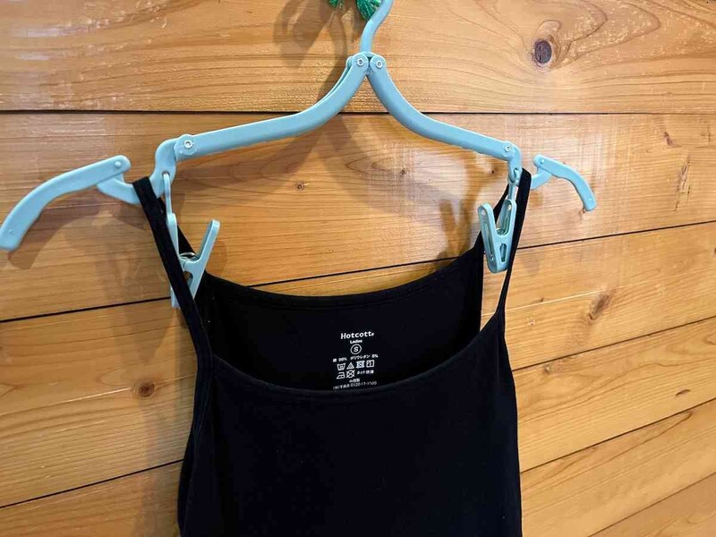 セリアの折りたたみハンガー「トラベルハンガー洗濯バサミ付き」は肩紐があるものもかけやすい