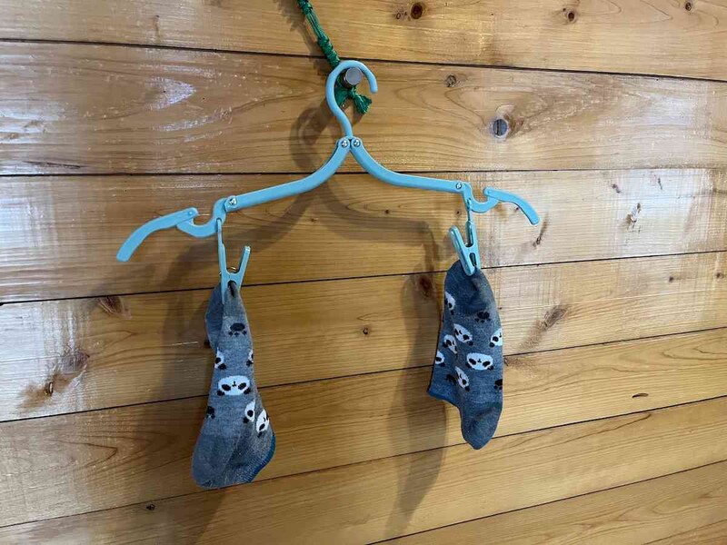 洗濯バサミで靴下やハンカチを乾かせる