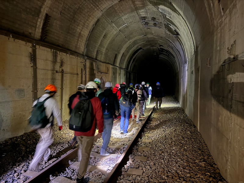 「碓氷峠 廃線ウォーク」の様子。普段は立ち入れない鉄道廃線のトンネル内を探検！
