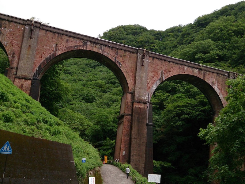 明治時代に建設された信越本線(旧線)のレンガ造りのアーチ橋・碓氷第三橋梁。通称「めがね橋」(国道から撮影。イベントではこの場所には行きません)