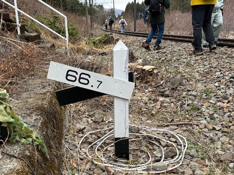 上り線側にある「66.7」パーミルの勾配標。現在設置されているのはレプリカ