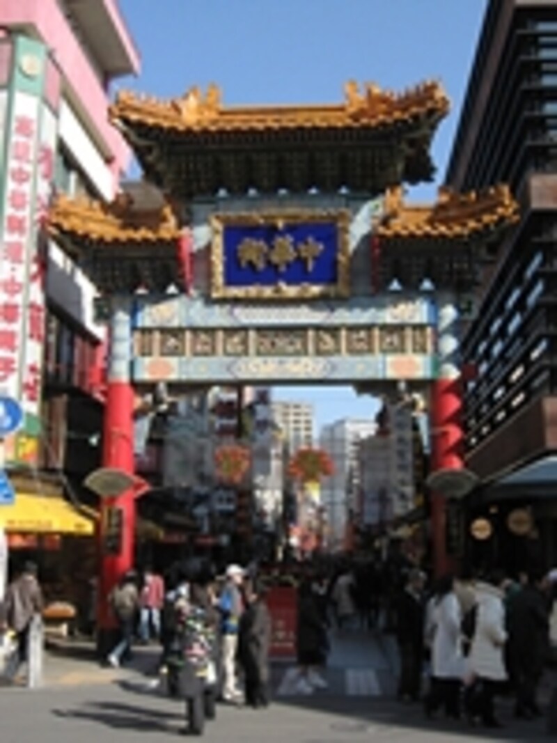 横浜中華街を象徴する、中華街大通りの善隣門。このような門は牌楼（パイロウ）と呼ばれ、横浜中華街には全部で10ヵ所あります