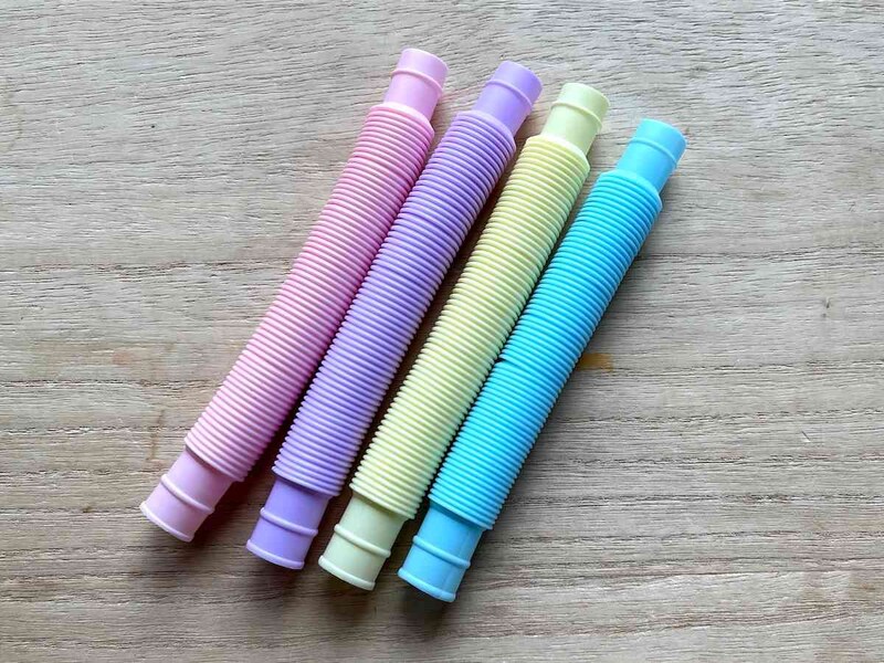 ダイソーの「ポップチューブ」は色違いで4色セット