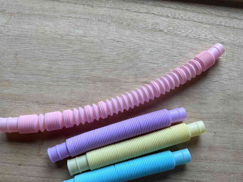 ダイソーの「ポップチューブ」は引っ張ると伸びる