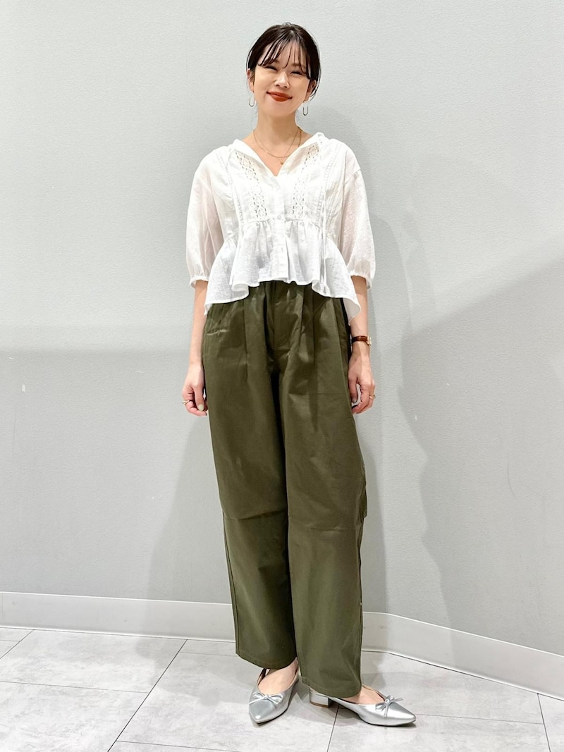 フェミニンなトップス＆カジュアルなボトムスのミックスコーデ　出典：StyleHint