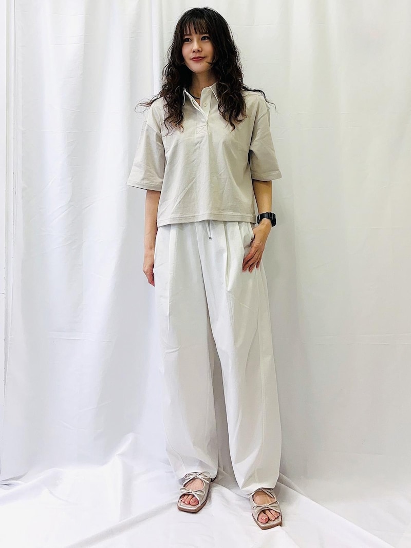 カジュアルなアイテムもワントーンで揃えると洗練された印象に　出典：StyleHint