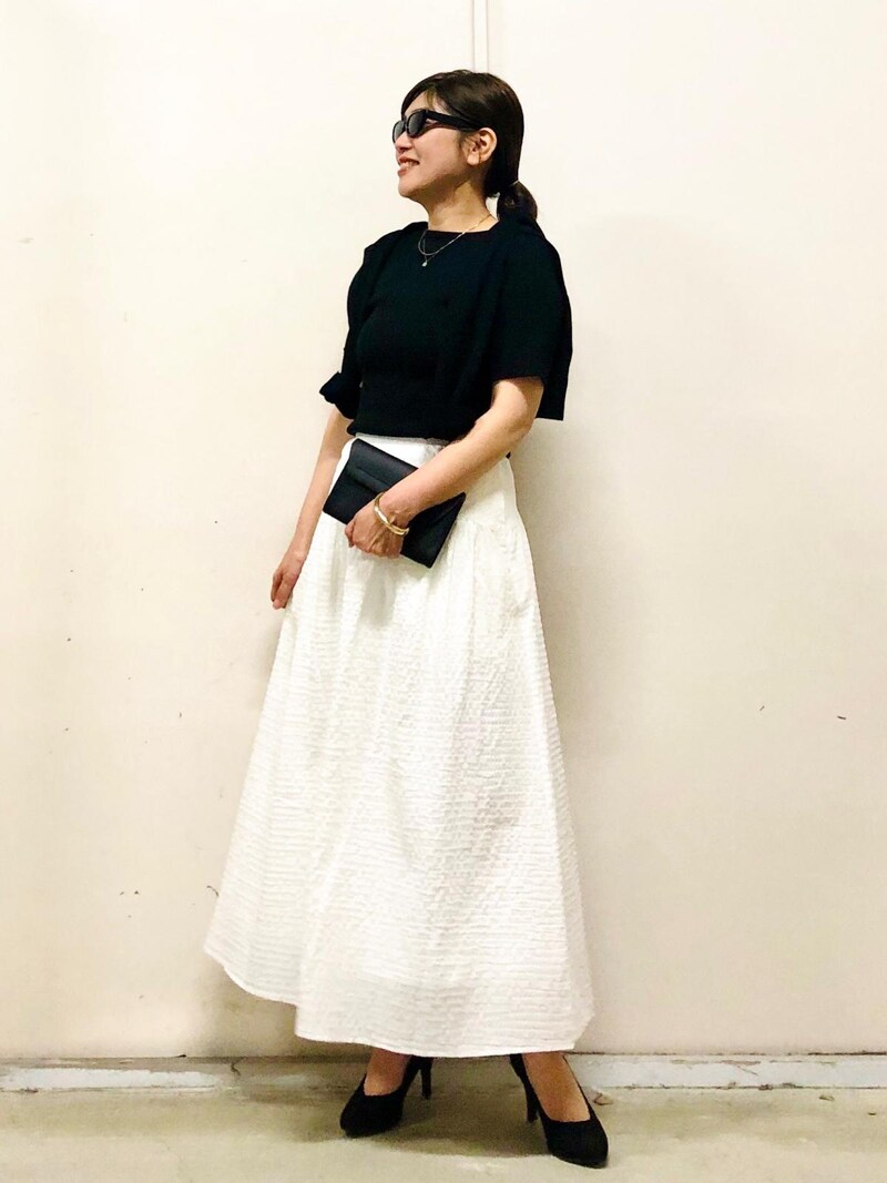 Tシャツ＆カーディガンは黒で揃えてモノトーンコーデに　出典：StyleHint