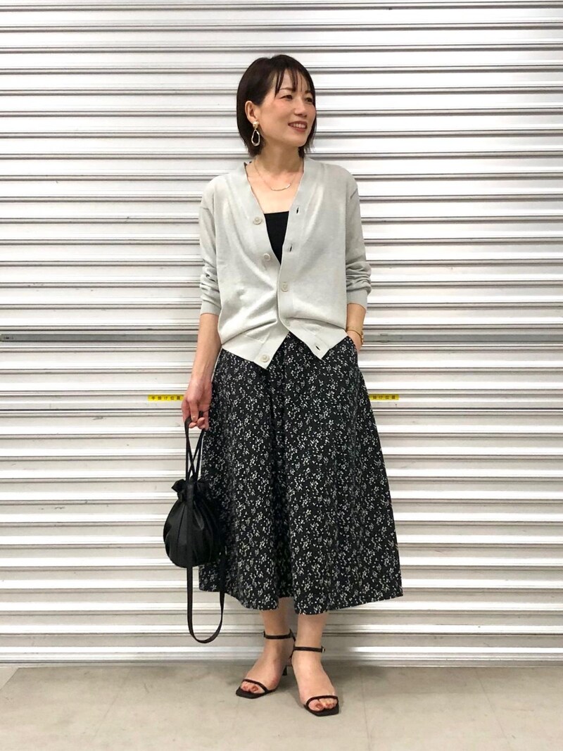 カーディガンを合わせてエレガントにまとめて　出典：StyleHint