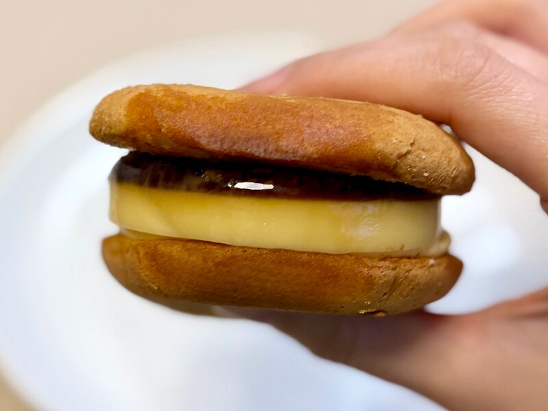 プリンがサンドされていてインパクト抜群! 片手で食べることができます