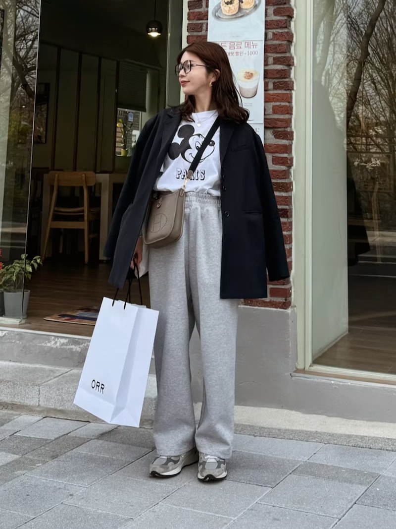 パンツの色を含めインナーコーデを統一感のあるカラーで揃えるのがポイント 出典:WEAR