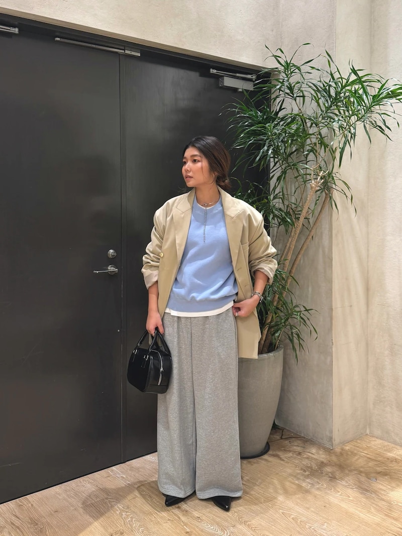 裾を絞っていない旬のスウェットパンツはワイド風にはきやすいのがメリット 出典:WEAR