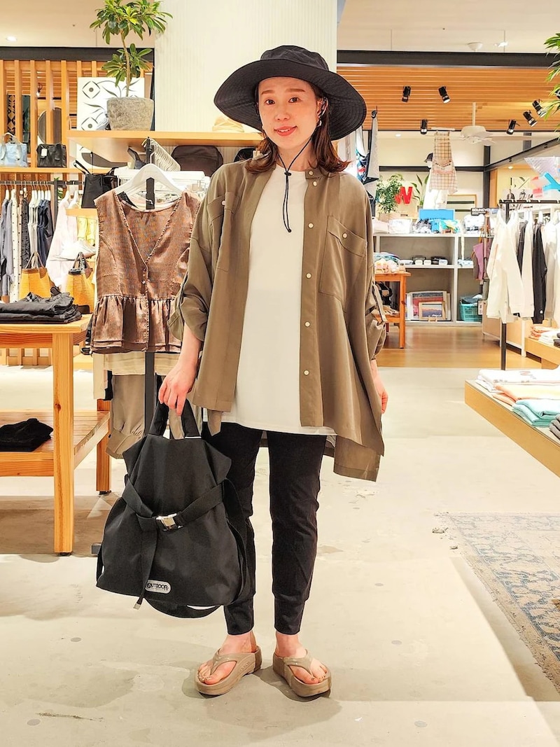 つばの大きなハットをメインにシックな色合いでまとめて　出典：WEAR