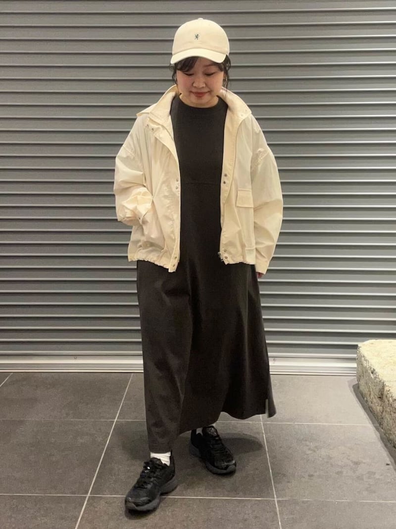 ワンピースにマウンテンパーカを合わせて、スポーティーな小物で引き締めて　出典：WEAR