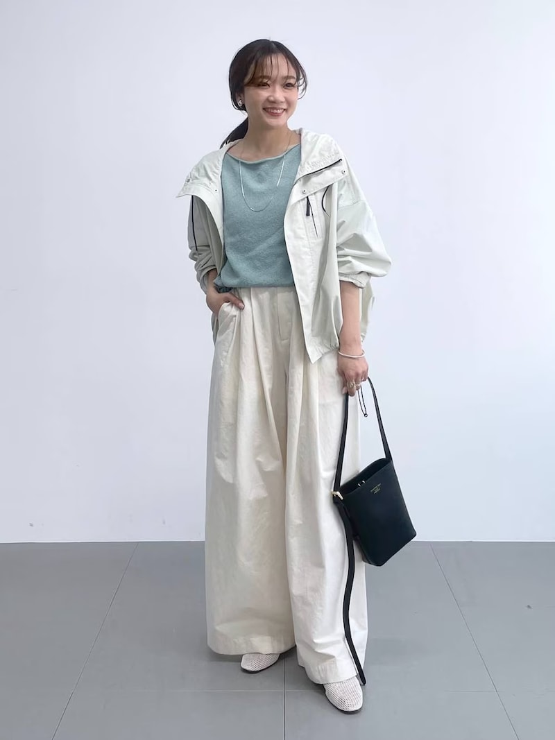 【OKコーデ】ワイドパンツとシューズの色を揃えると、足先まですらっと見せてくれます 出典:WEAR