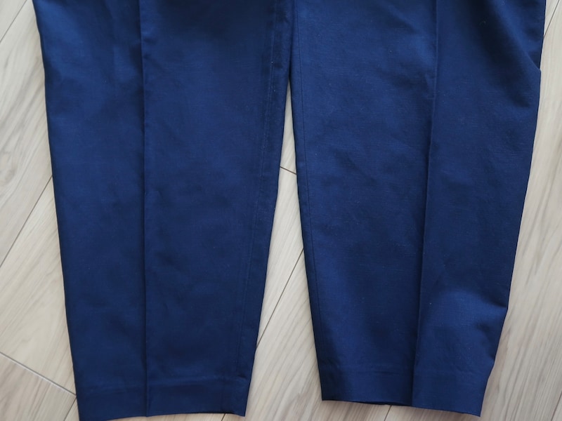 裾に向かって細くなるシルエット＆センタープレス入りできれい見えします