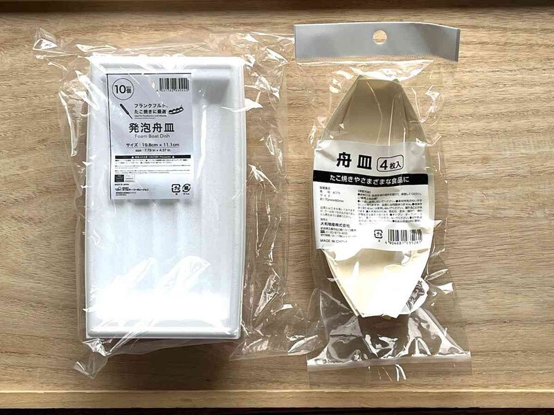 ダイソーの「発泡舟皿」（左）、「舟皿（17cm×8cm）」（右）