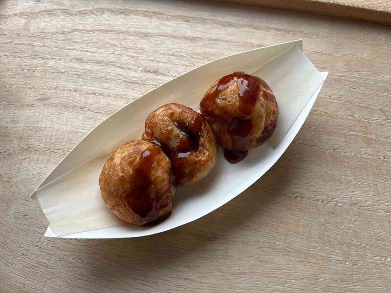 ダイソーの「舟皿（17cm×8cm）」にはたこ焼きが3つ載せられる