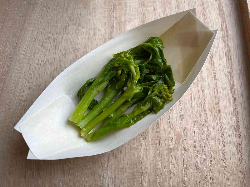 ダイソーの「舟皿（17cm×8cm）」に青菜のおひたしを盛り付ける