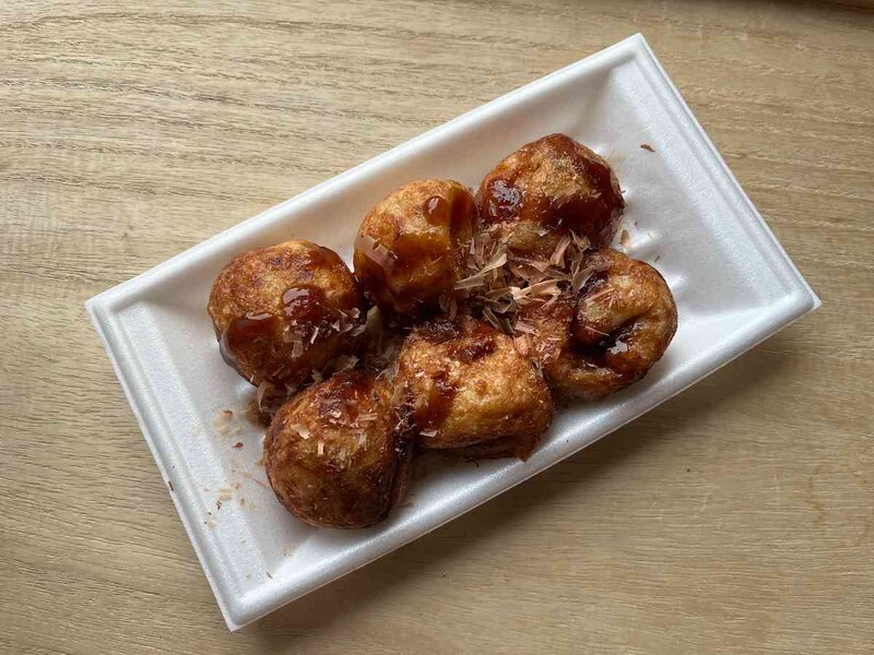 ダイソーの「発泡舟皿」にはたこ焼きが6個載せられる