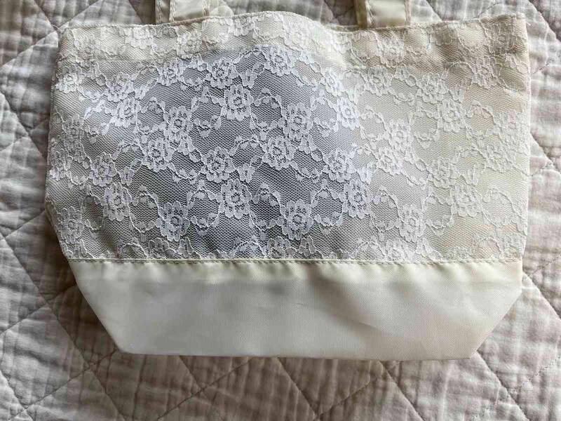 セリアの「レーストートバッグ」は若干透け感がある