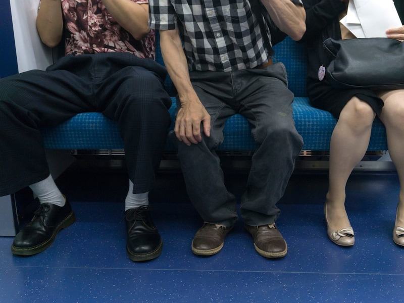 電車で大きく足を広げて座る人の心理とは
