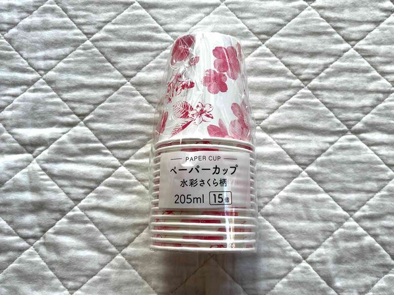 セリアの「ペーパーカップ 水彩さくら柄205ml」