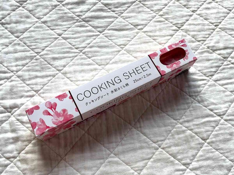 セリアの「クッキングシート 水彩さくら柄」