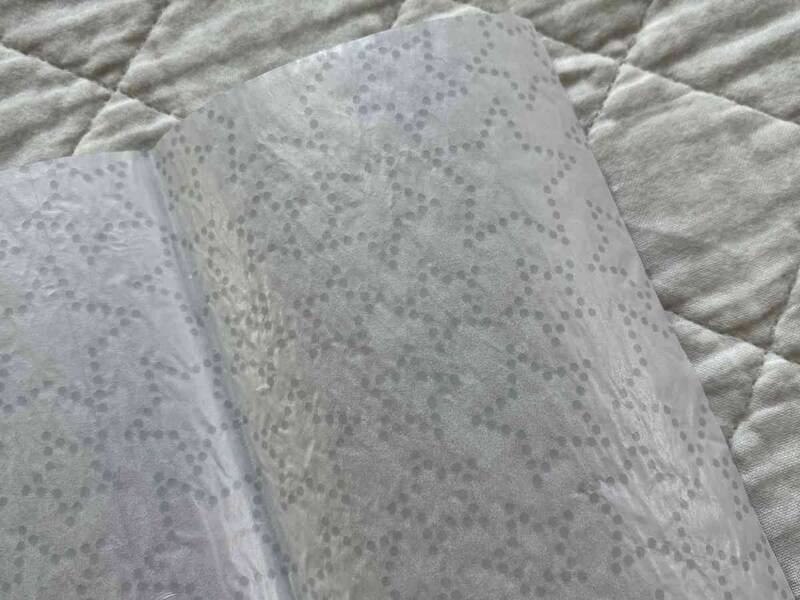 セリアの「おむすびホイルシート」の内側はシリコーン耐油加工に