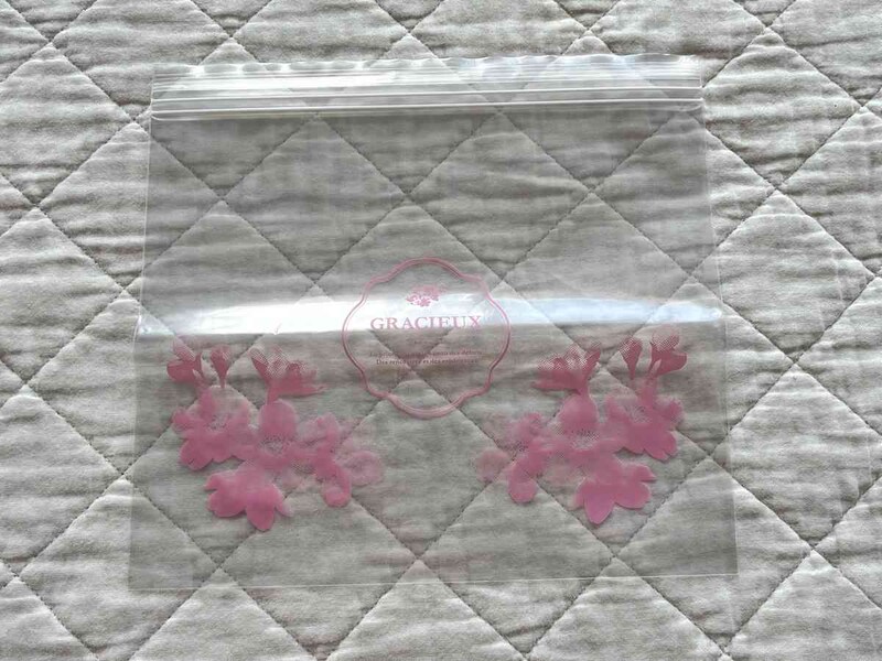 セリアの「フリーザーバッグ 水彩さくら柄」のサイズは約18cm×22cm