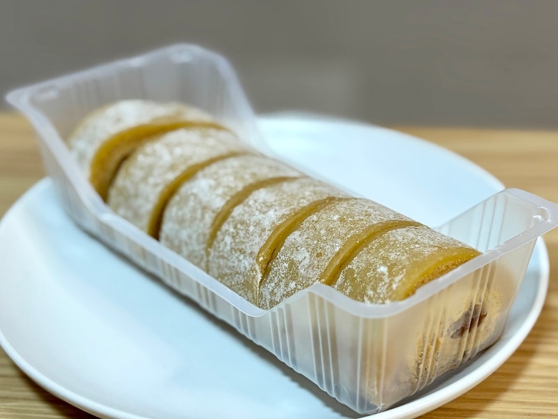 6つにカットされたロールケーキが入っています。家族や友人とシェアしやすいのもうれしい