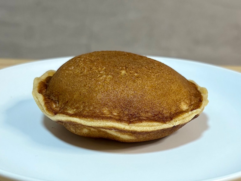 パンパンに詰まっていることが分かるこの厚み! どら焼き生地の香ばしさにテンション上がります