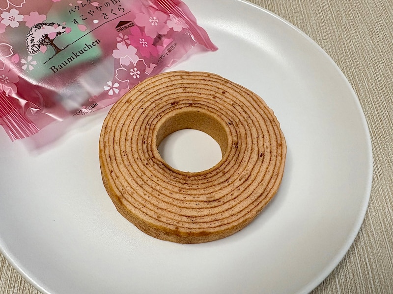 大人気のバウムクーヘンのさくらフレーバーです