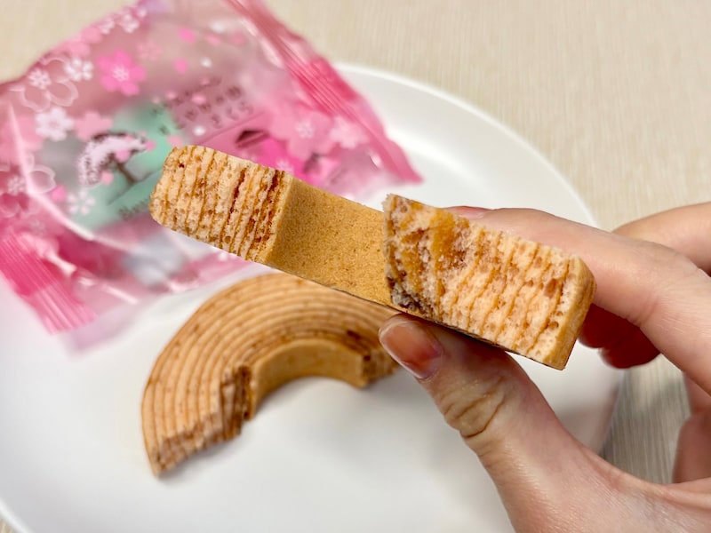 パサパサ感はなく、しっとりした食感のバウムクーヘンを楽しめます