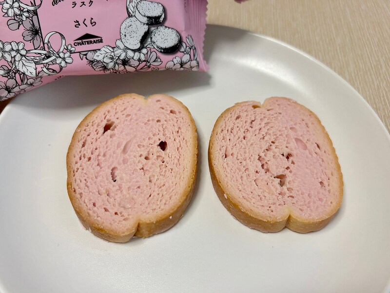 ピンク色のラスクがかわいらしく、形もさくらの花びらのよう