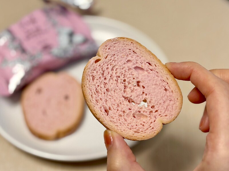 ラスクの両面にさくら風味のチョコレートがたっぷりとコーティングされています