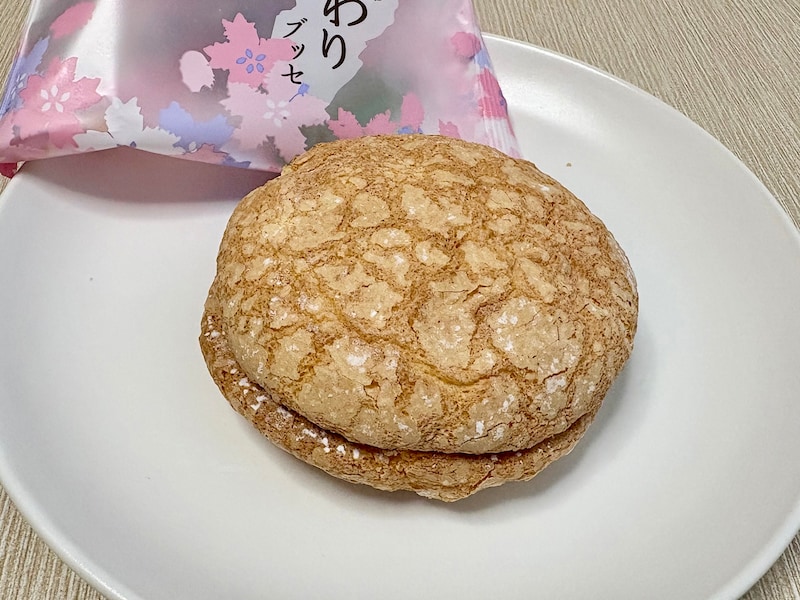 ブッセとは、ビスキュイ生地でクリームやジャムをサンドしたお菓子のこと